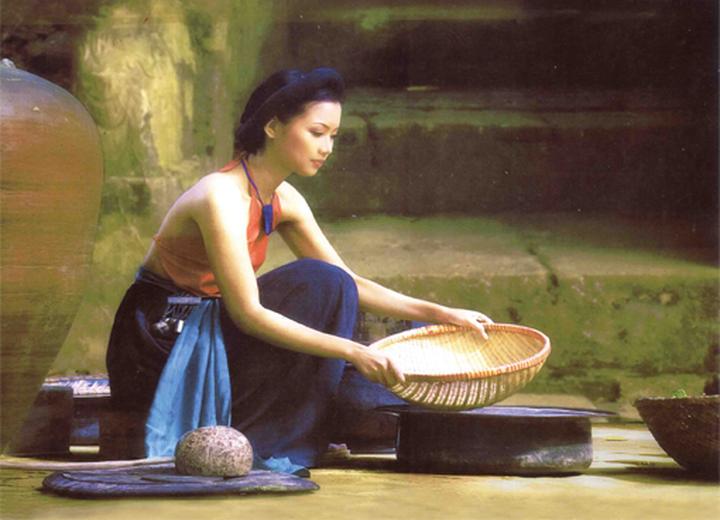 1. Áo hai dây bản mảnh: Áo hai dây bản mảnh tuy nhiên là một trong những mẫu áo khó